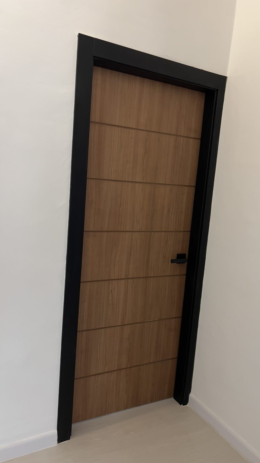 Detalle de puerta interior contemporánea