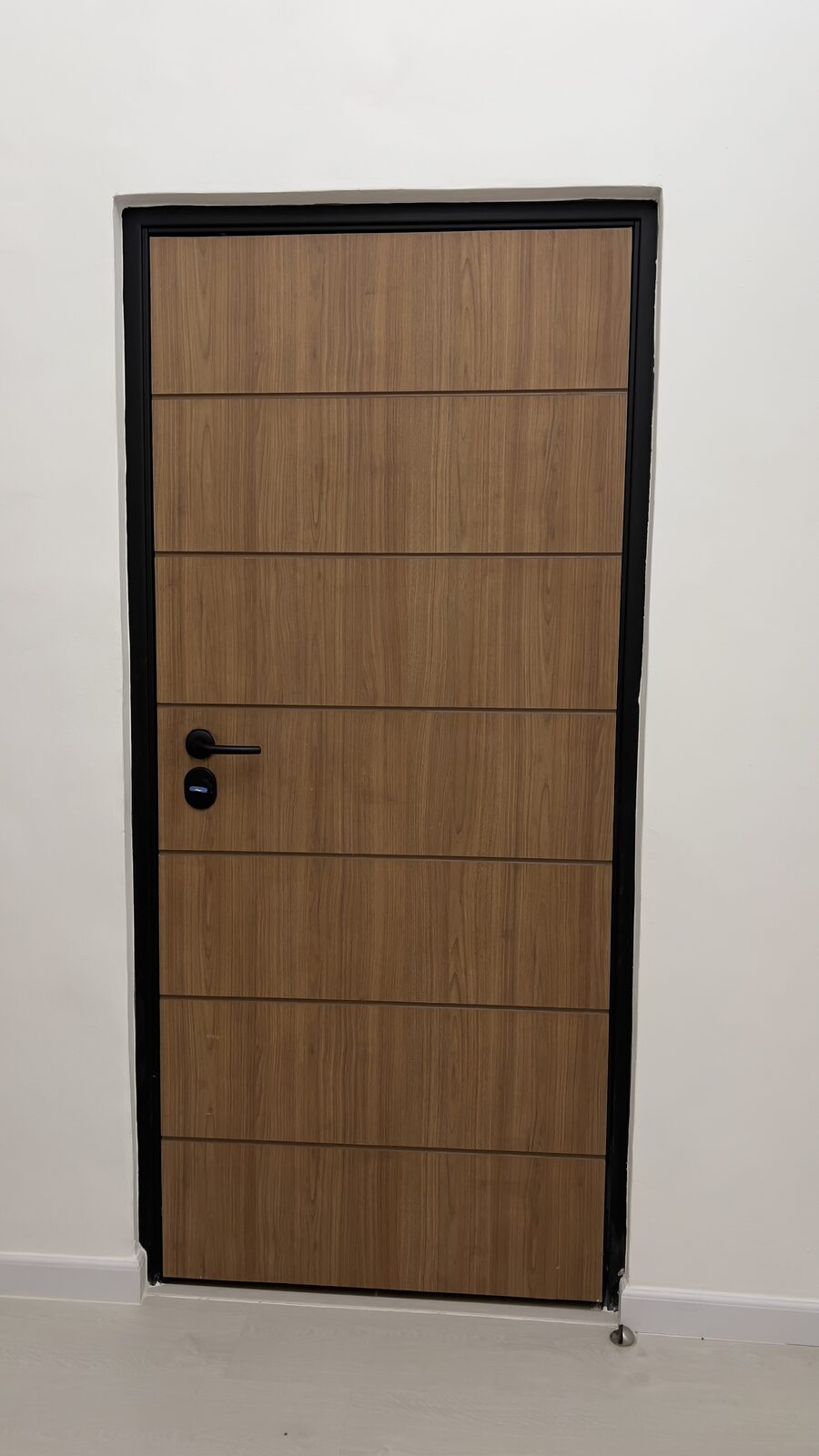 Puerta interior en acabado madera natural