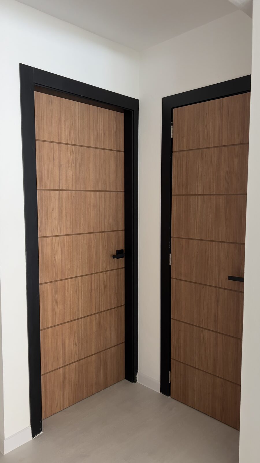 Puerta interior con líneas arquitectónicas