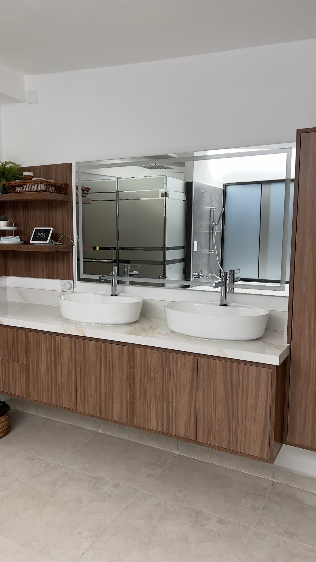 Baño con mobiliario a medida
