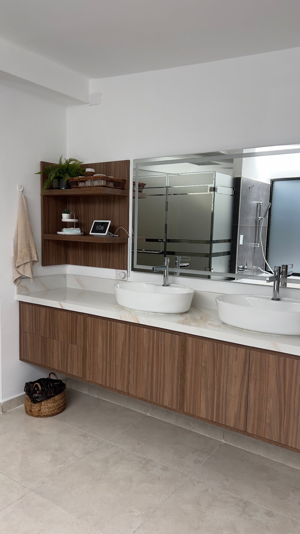 Baño moderno con detalles minimalistas