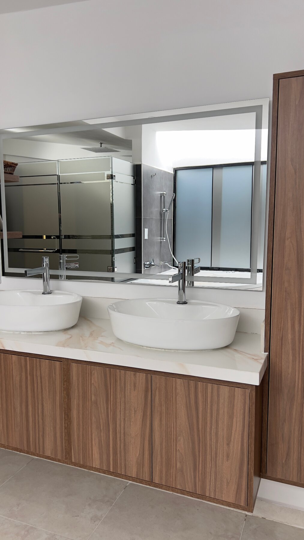 Baño elegante con iluminación integrada