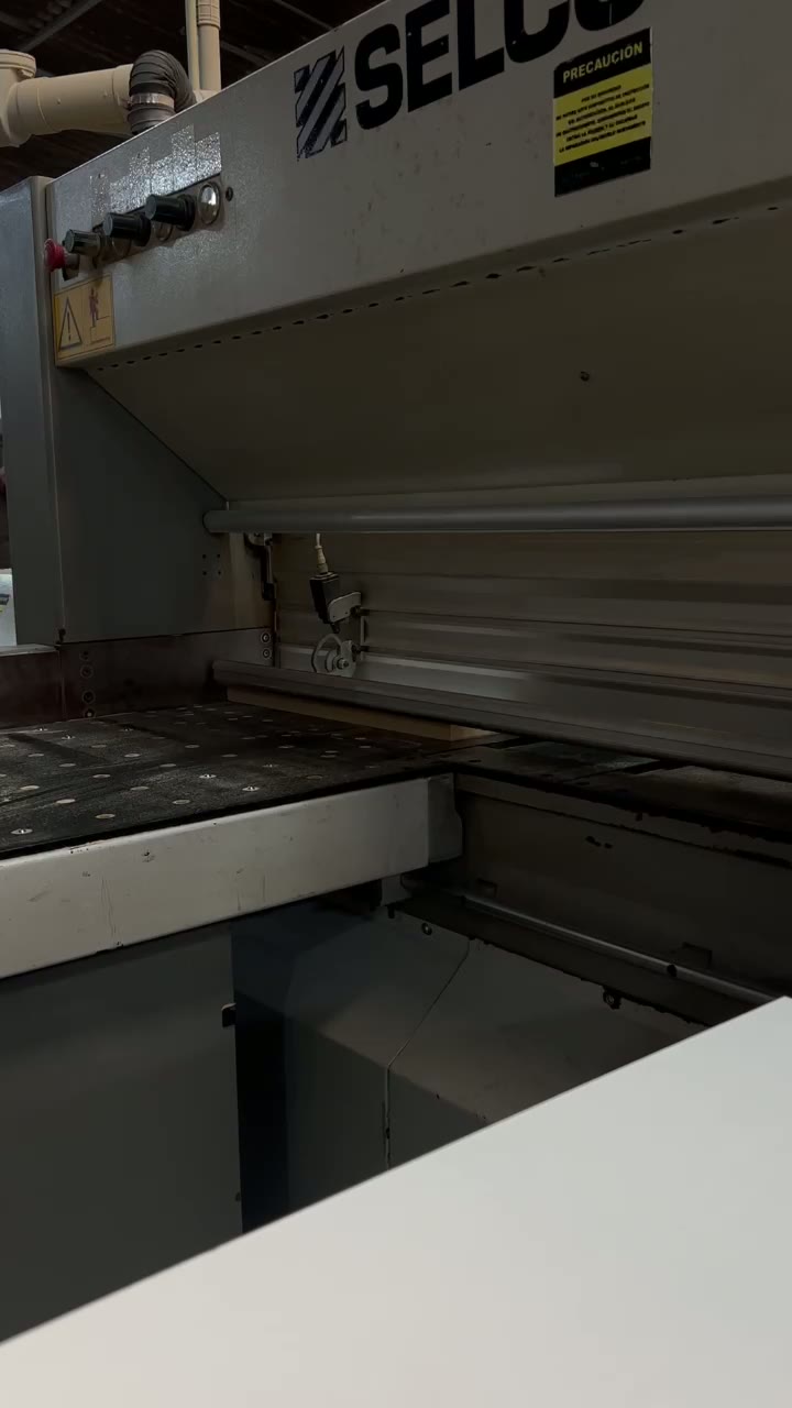 Seccionadora SELCO EB 75 lista para iniciar un corte de precisión