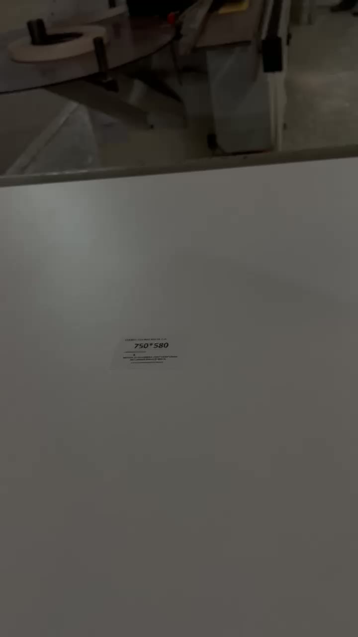 Tablero de melamina ingresando al proceso de canteado