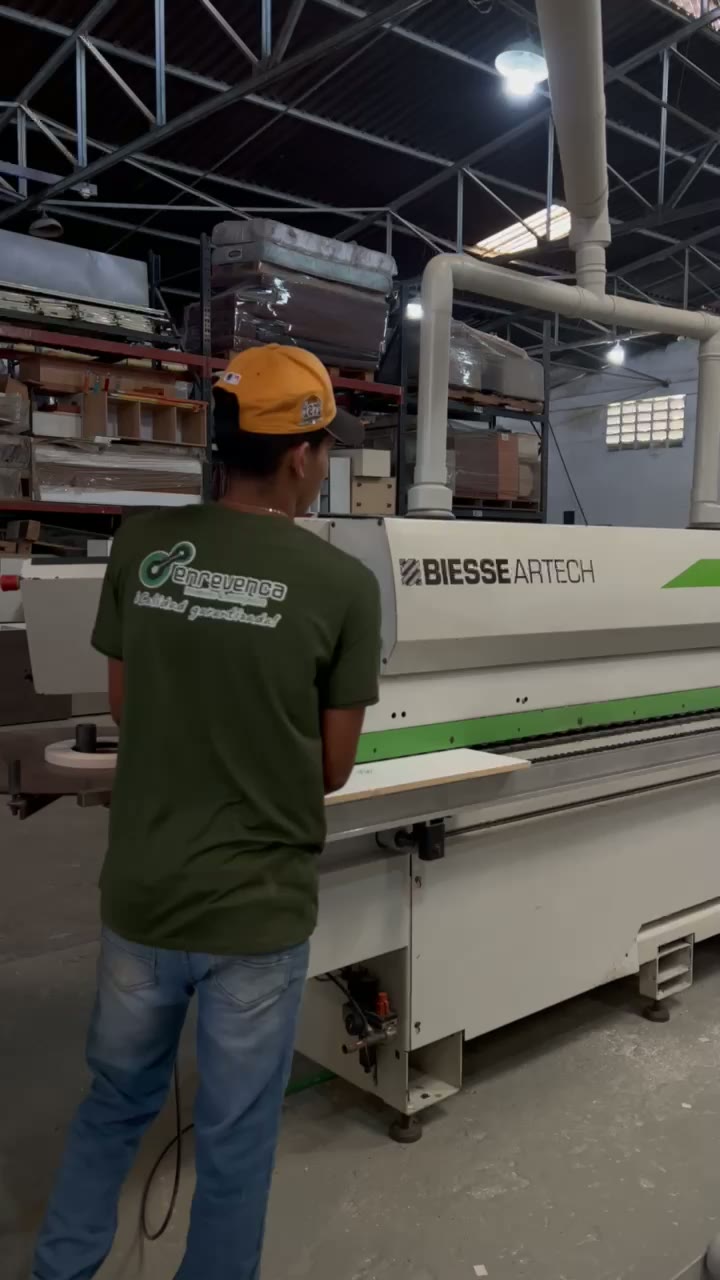Canteadora BIESSE ARTECH ANKRON 430 aplicando PVC en bordes