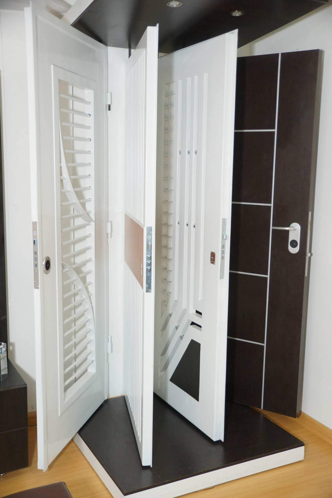 Showroom de puertas de seguridad con diseños variados