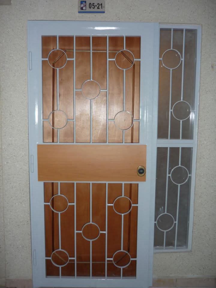 Puerta de seguridad con diseño circular y panel de madera central