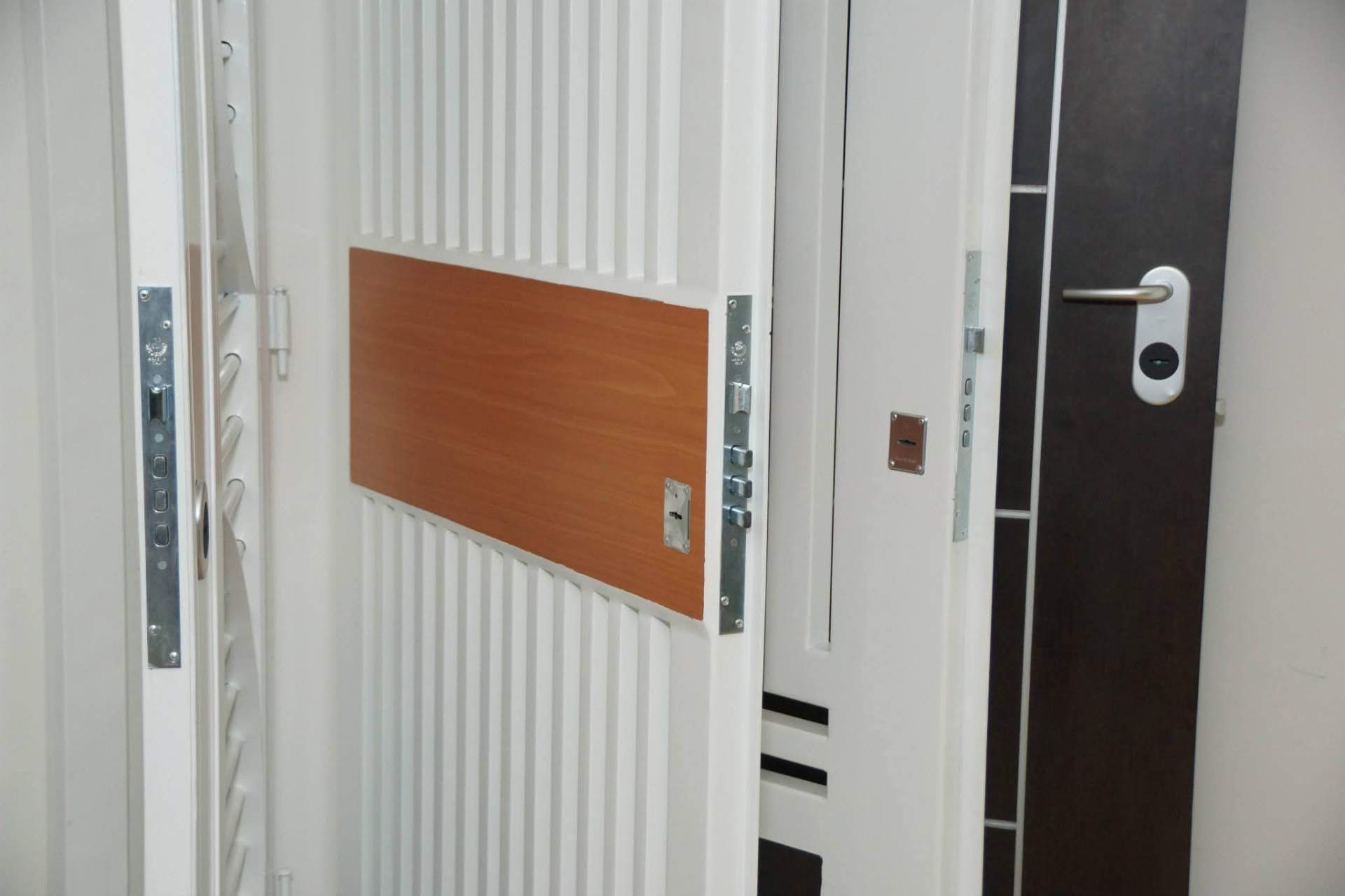 Detalle de cerradura multipunto y refuerzos en puerta blindada