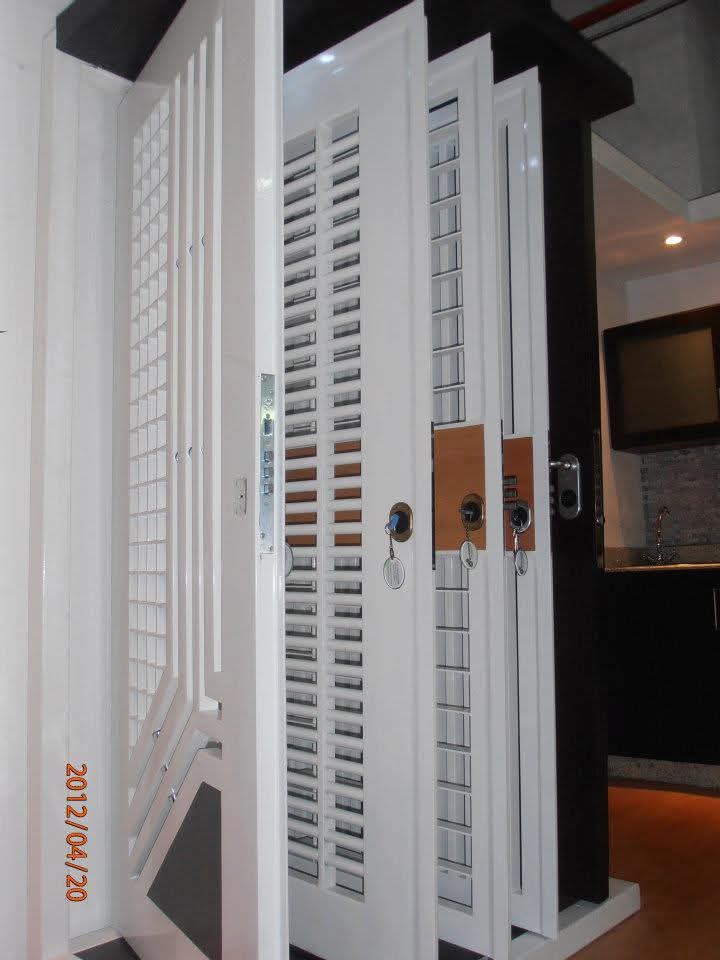 Puertas blancas con celosías y cerraduras de alta seguridad