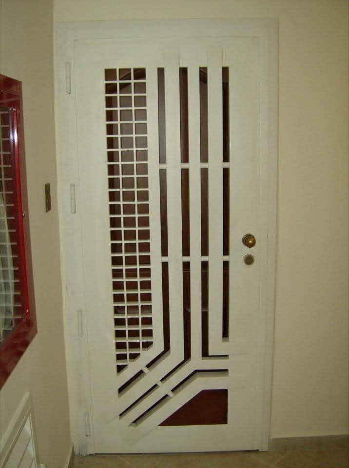 Puerta de seguridad blanca con diseño geométrico contemporáneo