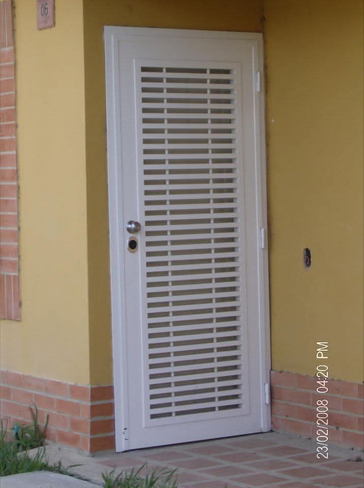 Puerta exterior de seguridad con celosía horizontal