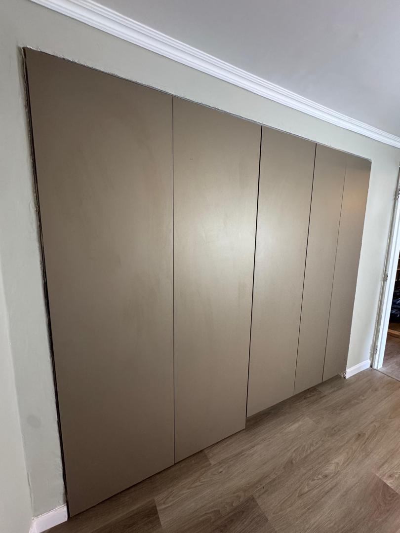 Closet de pared completa con acabado mate