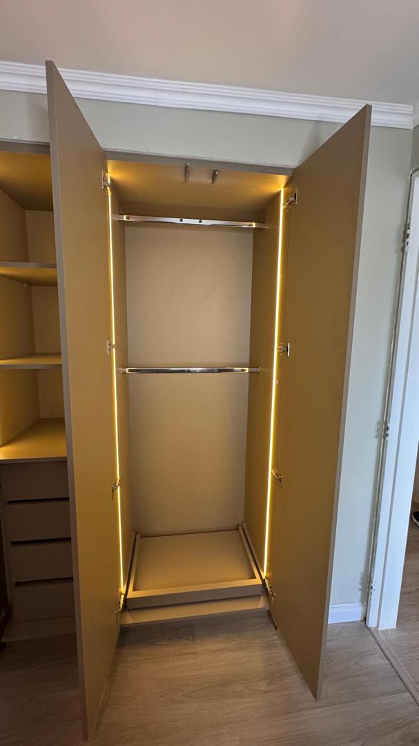 Vestier con tubos para colgado y luz perimetral