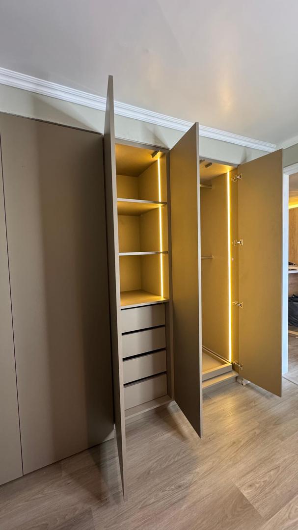 Closet de tres cuerpos con gavetas, entrepaños y colgador