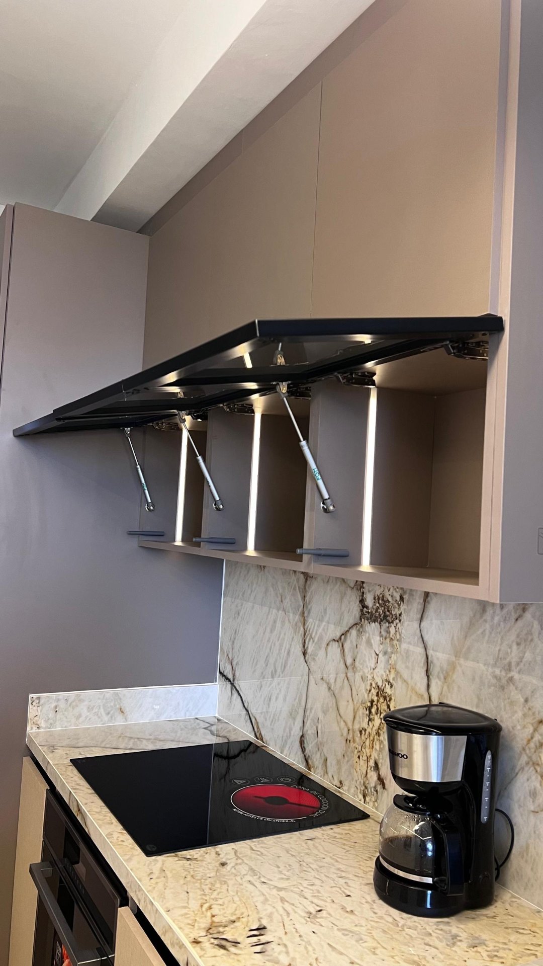 Alacena abatible con pistones y luz LED interna