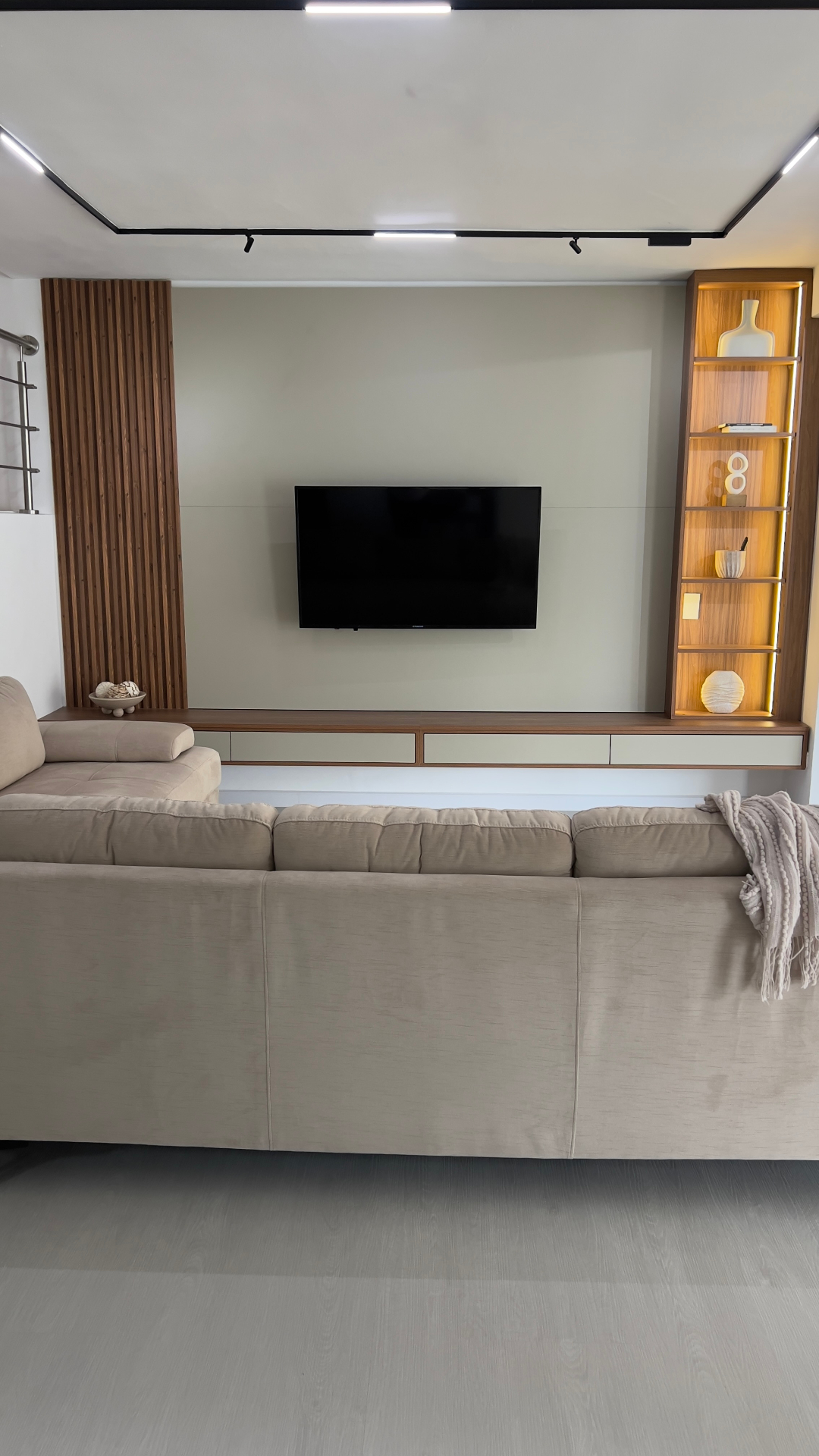 Mueble flotante de TV con cajonería en dos tonos