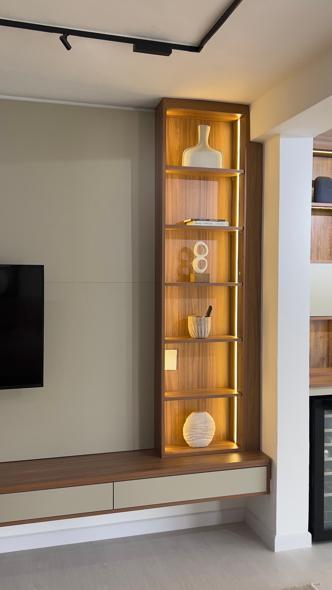 Vitrina vertical en madera natural con iluminación LED