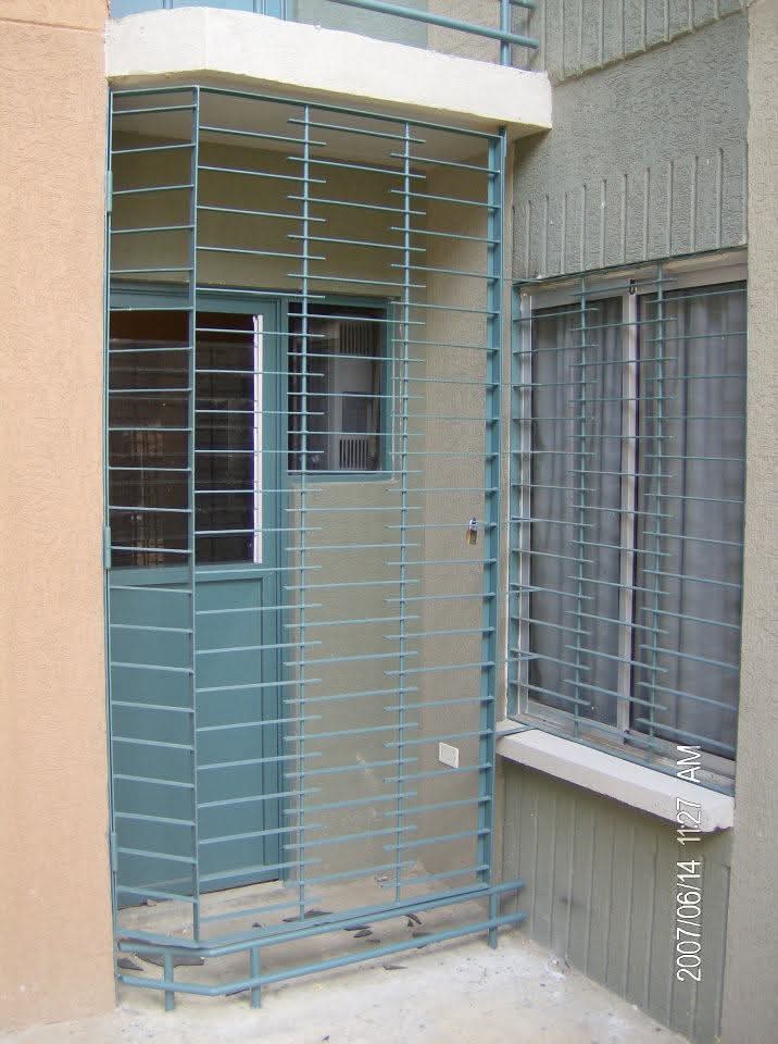 Reja decorativa para puerta con barrotes horizontales