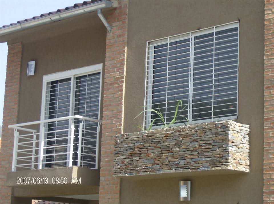 Rejas blancas horizontales para ventanas